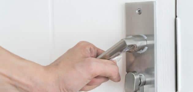 تفسير حلم فتح الباب للعزباء | مفسر