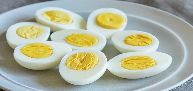 تفسير حلم أكل البيض المسلوق للعزباء والمتزوجة والحامل
