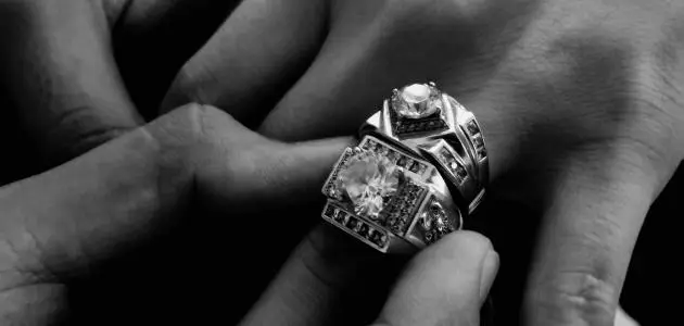 تفسير حلم لبس الخاتم الذهب في اليد اليسرى للمتزوجه