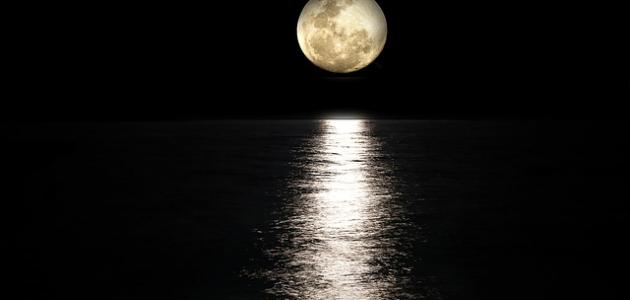 رؤية القمر في المنام للعزباء