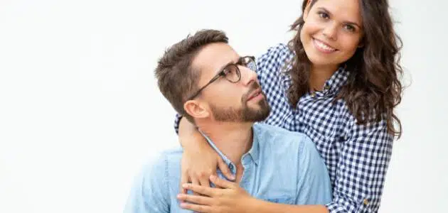 رؤية حضن شخص لا اعرفه للعزباء
