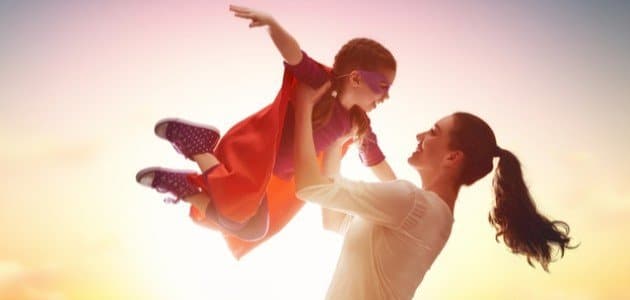 تفسير رؤية الأم المتوفية حية في المنام للعزباء