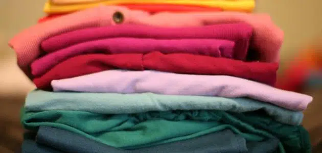 تفسير رؤية الملابس الملونة في المنام للعزباء