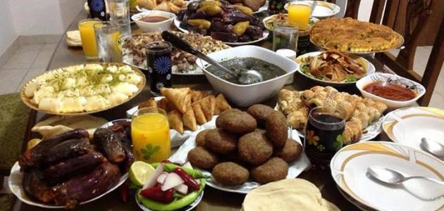 رؤية الميت يعد الطعام في المنام