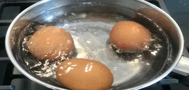 سلق البيض في المنام