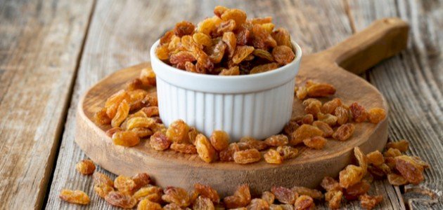 اكل الزبيب في المنام للعزباء